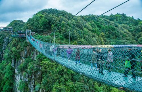 游客网红吊桥坠落图片,网红吊桥意外坠落，游客命悬一线