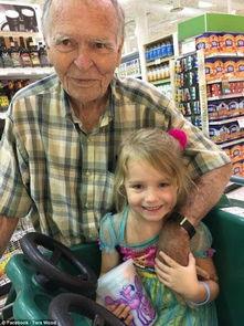 82岁老人吃瓜,瓜果飘香话养生