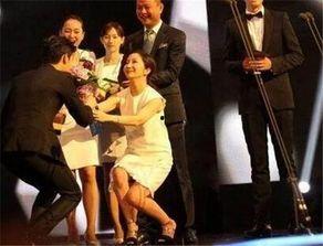 中国明星参加韩国颁奖,实力演绎国际文化交流