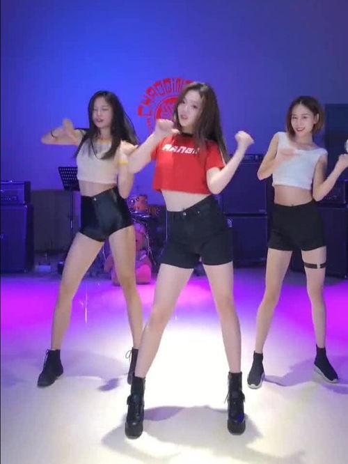 头条上面跳舞的小姐姐,小姐姐街头热舞引围观