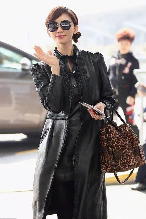 明星豹纹皮衣穿搭,明星演绎复古与时尚的完美融合